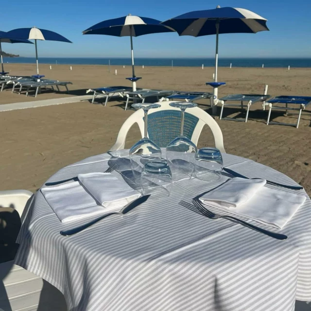 Per iniziare al meglio la settimana ☀️🌊🥂💙 #mondaymotivation #damimi54 #bordomare #beachrestaurant #autumn #seavibes #seatherapy #vastomarina #weareopen