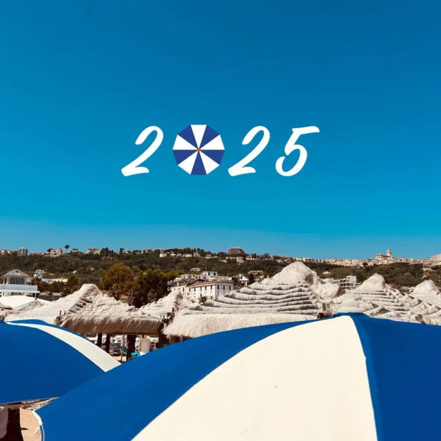 Pronti…partenza…via! Da domani riapriamo le porte, per una nuova stagione insieme. Vi aspettiamo! ☀️🌊⛱️🍽️☕️🍹🎉💙 #summer2025 #damimi54 #bordomare #newseason #weareopen #sea #sun #beachrestaurant #socialize